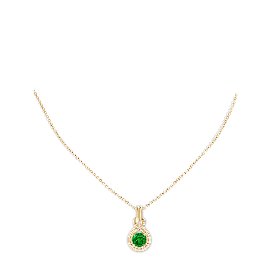 7mm AAAA Round Emerald Solitaire Infinity Knot Pendant in Yellow Gold pen