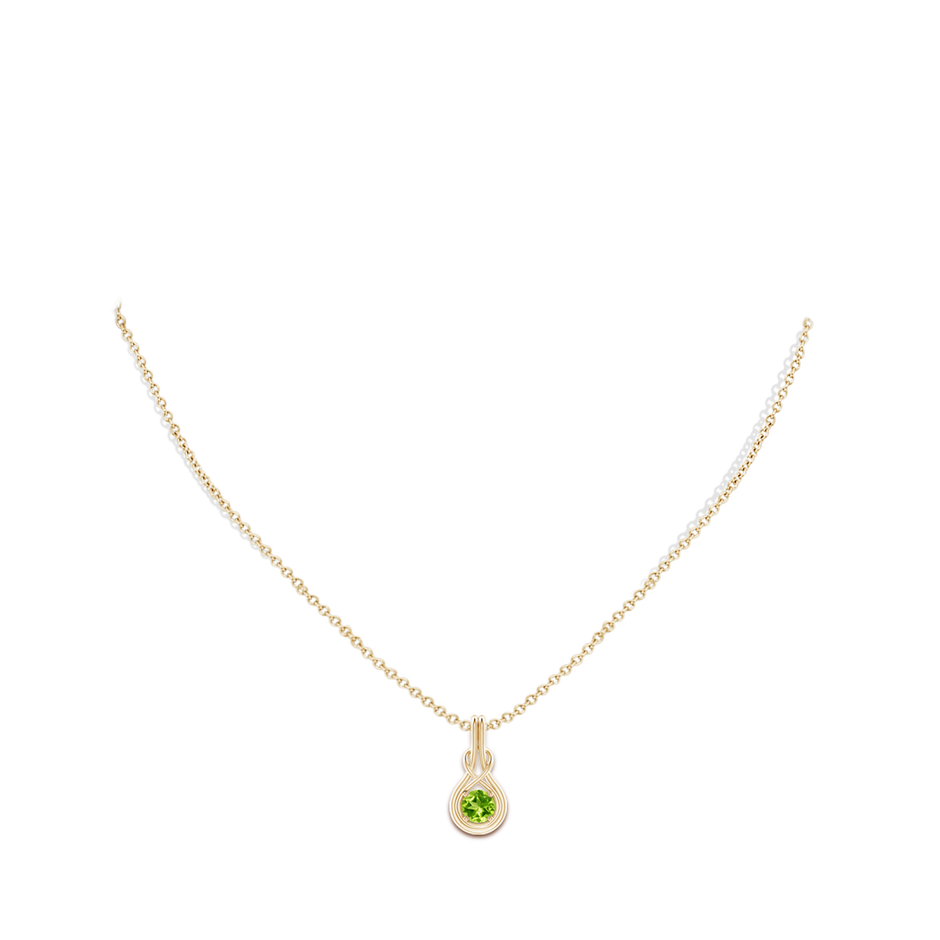 5mm AAA Round Peridot Solitaire Infinity Knot Pendant in Yellow Gold pen