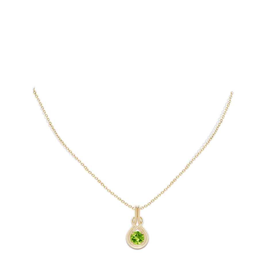 7mm AAA Round Peridot Solitaire Infinity Knot Pendant in Yellow Gold pen