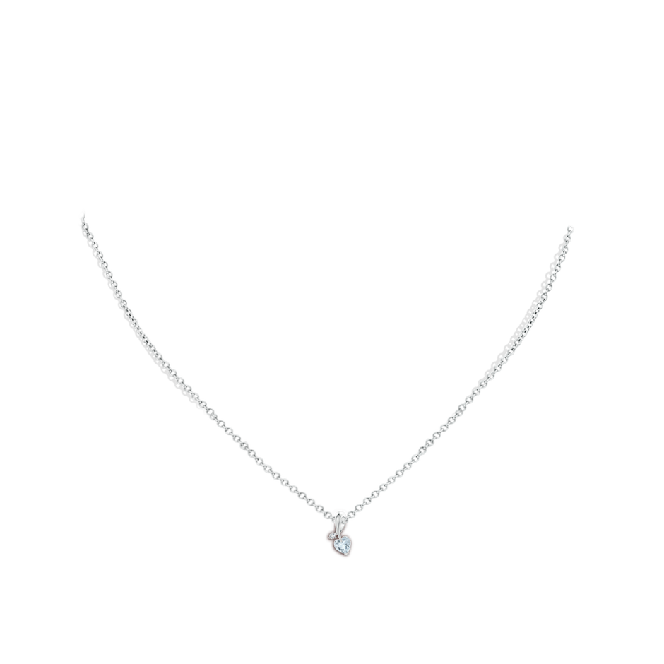 4mm A Heart-Shaped Aquamarine Ribbon Pendant with Diamond in White Gold pen