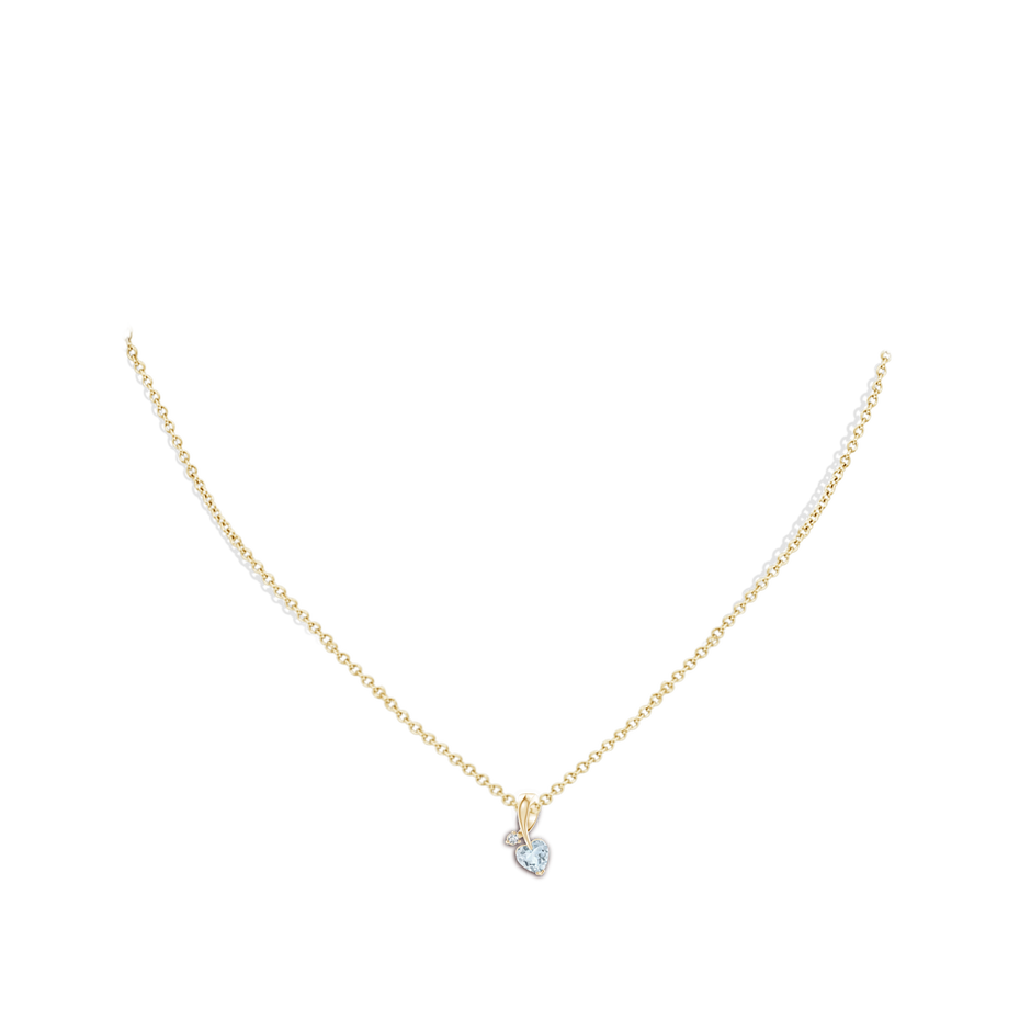 5mm A Heart-Shaped Aquamarine Ribbon Pendant with Diamond in Yellow Gold pen