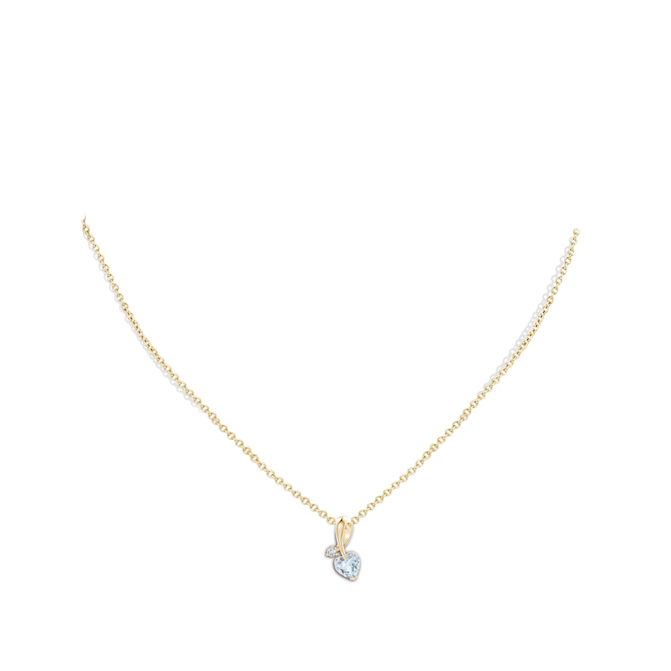 6mm A Heart-Shaped Aquamarine Ribbon Pendant with Diamond in 18K Yellow Gold pen