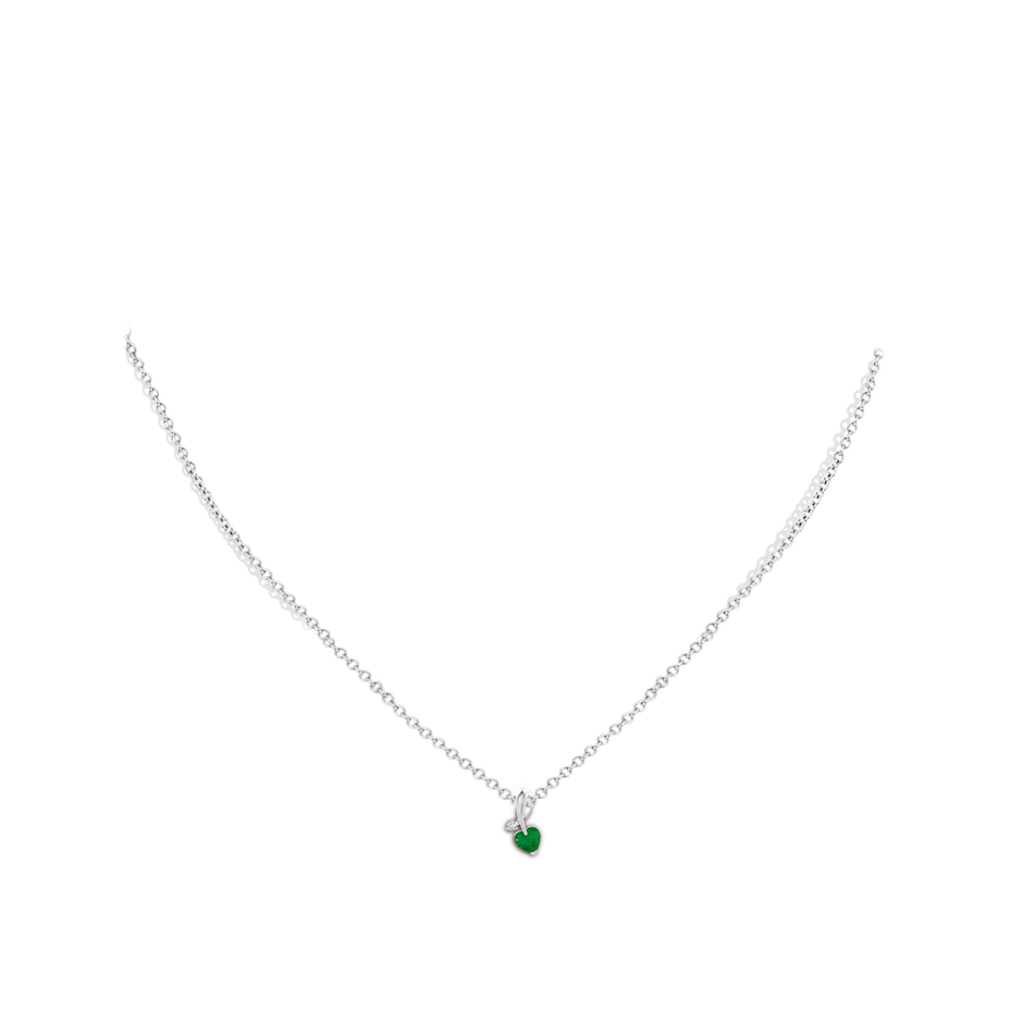 4mm A Heart-Shaped Emerald Ribbon Pendant with Diamond in 9K White Gold pen