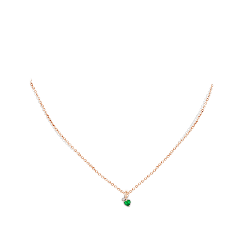4mm AAA Heart-Shaped Emerald Ribbon Pendant with Diamond in Rose Gold pen