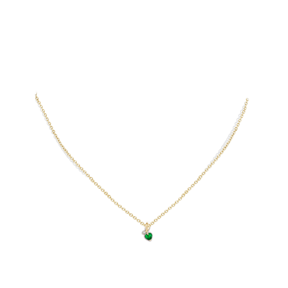 4mm AAAA Heart-Shaped Emerald Ribbon Pendant with Diamond in Yellow Gold pen