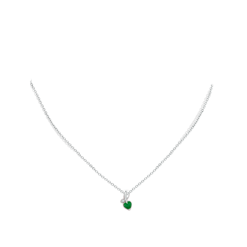 5mm A Heart-Shaped Emerald Ribbon Pendant with Diamond in White Gold pen