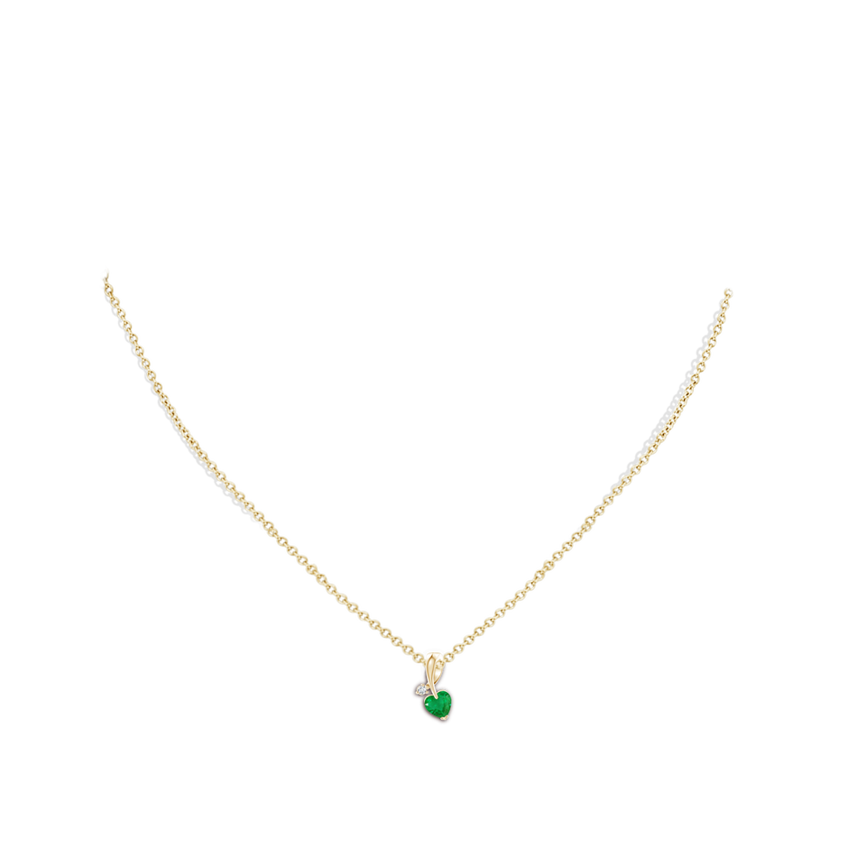 5mm AA Heart-Shaped Emerald Ribbon Pendant with Diamond in Yellow Gold pen