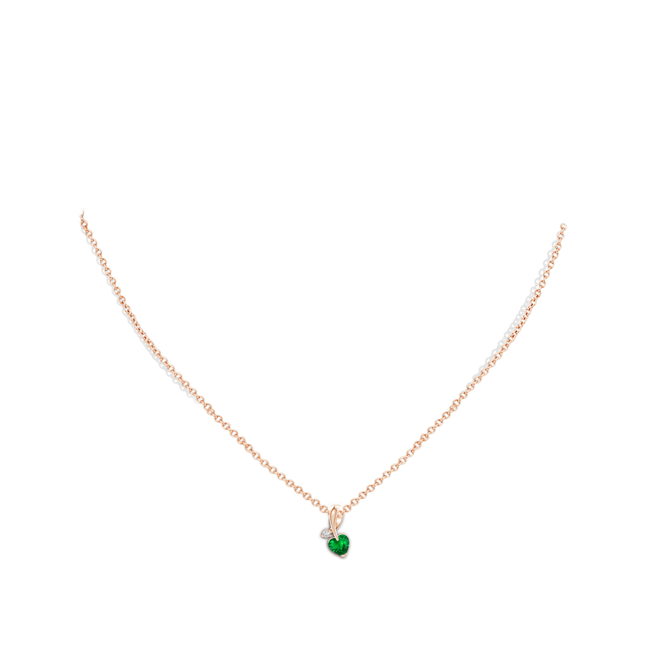 5mm AAAA Heart-Shaped Emerald Ribbon Pendant with Diamond in Rose Gold pen