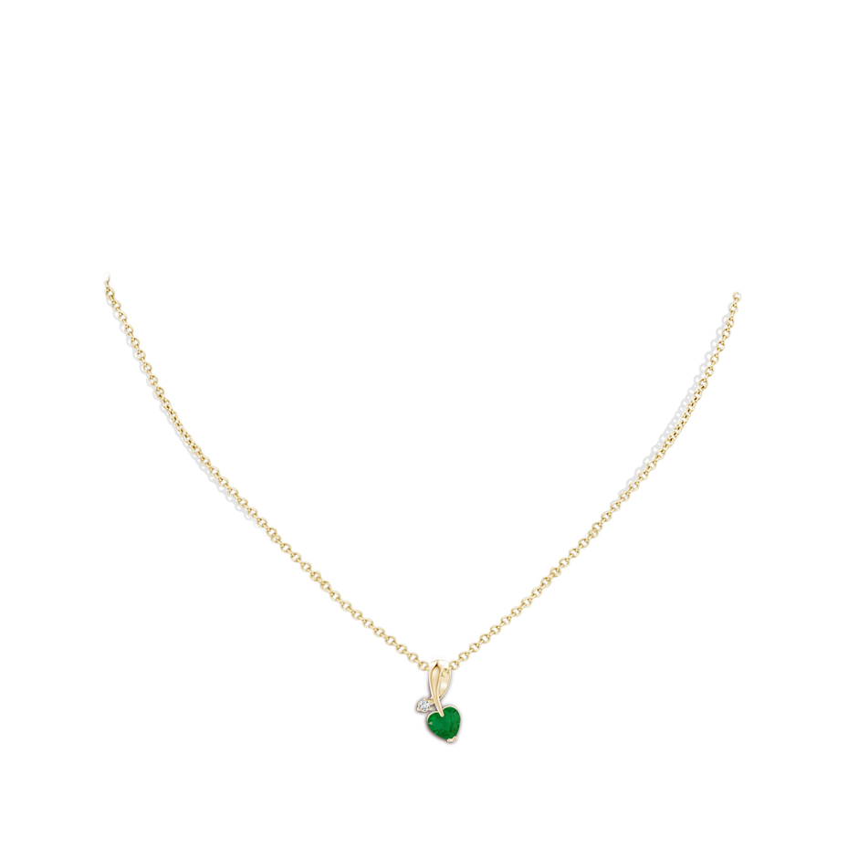 6mm A Heart-Shaped Emerald Ribbon Pendant with Diamond in 18K Yellow Gold pen