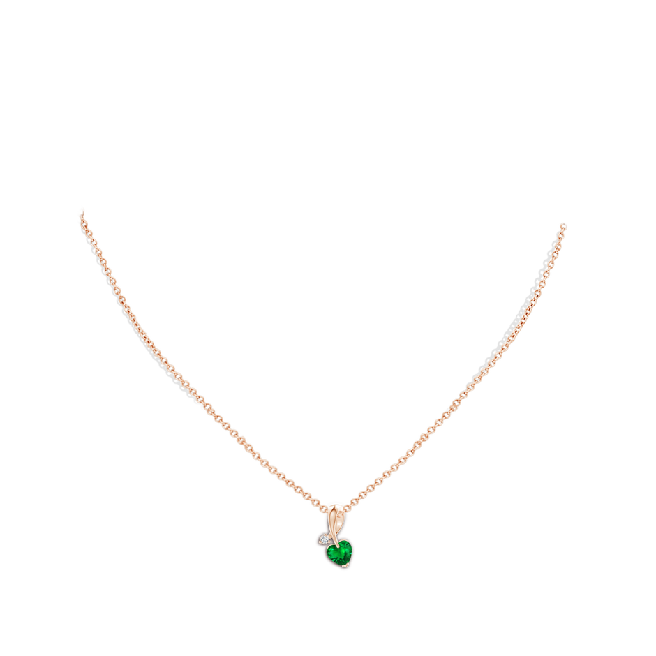 6mm AAAA Heart-Shaped Emerald Ribbon Pendant with Diamond in Rose Gold pen