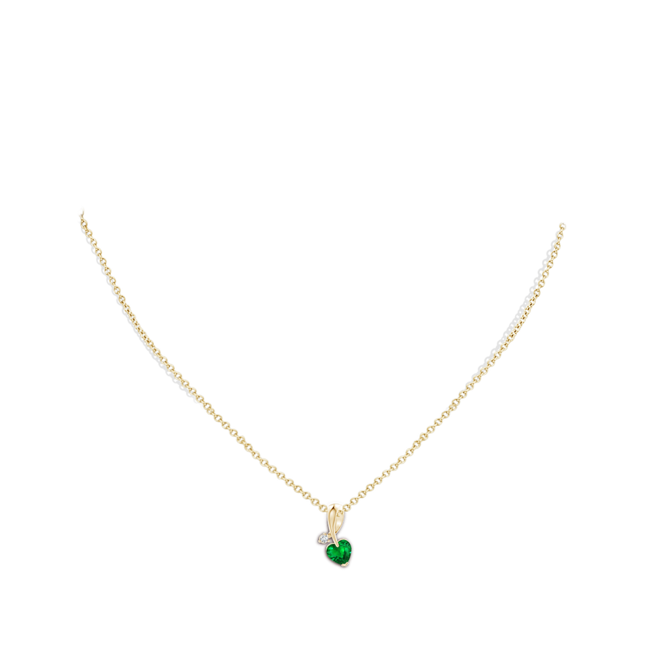 6mm AAAA Heart-Shaped Emerald Ribbon Pendant with Diamond in Yellow Gold pen