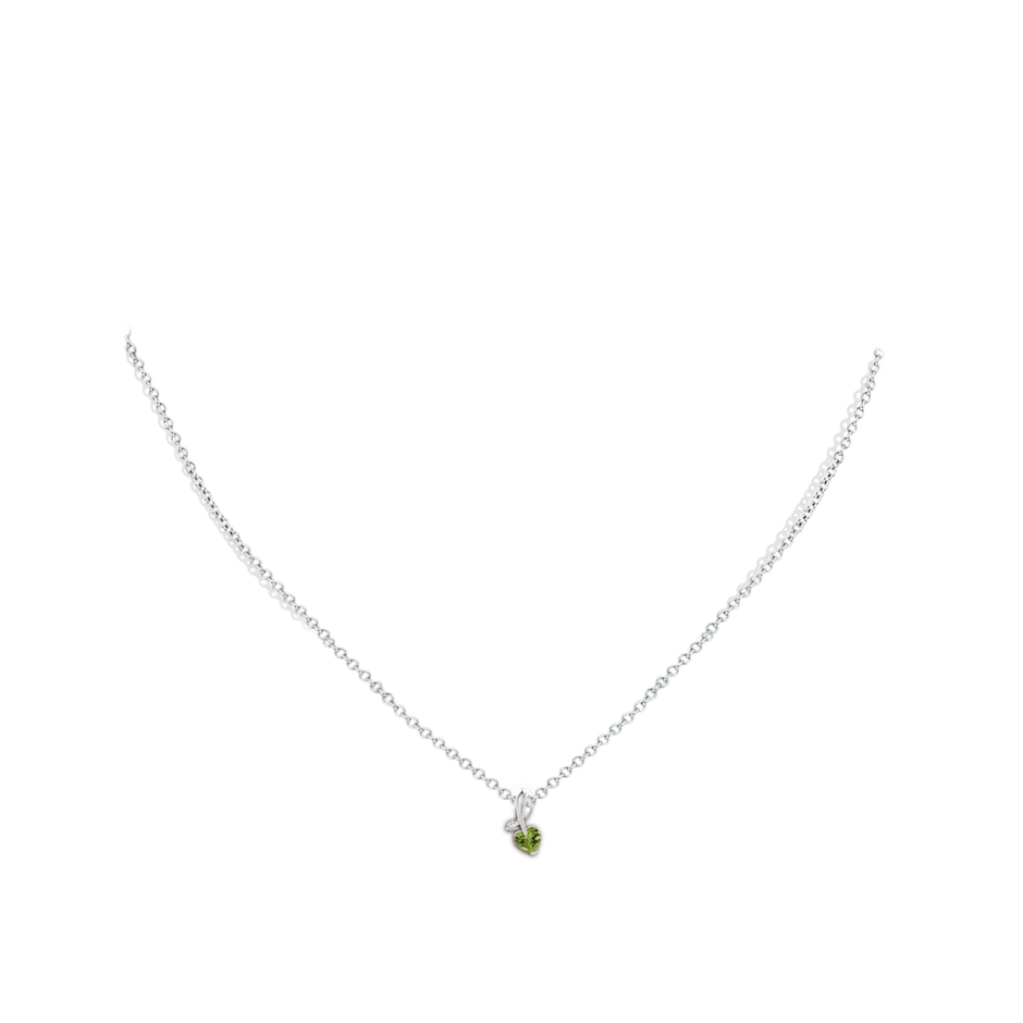 4mm AA Heart-Shaped Peridot Ribbon Pendant with Diamond in White Gold pen