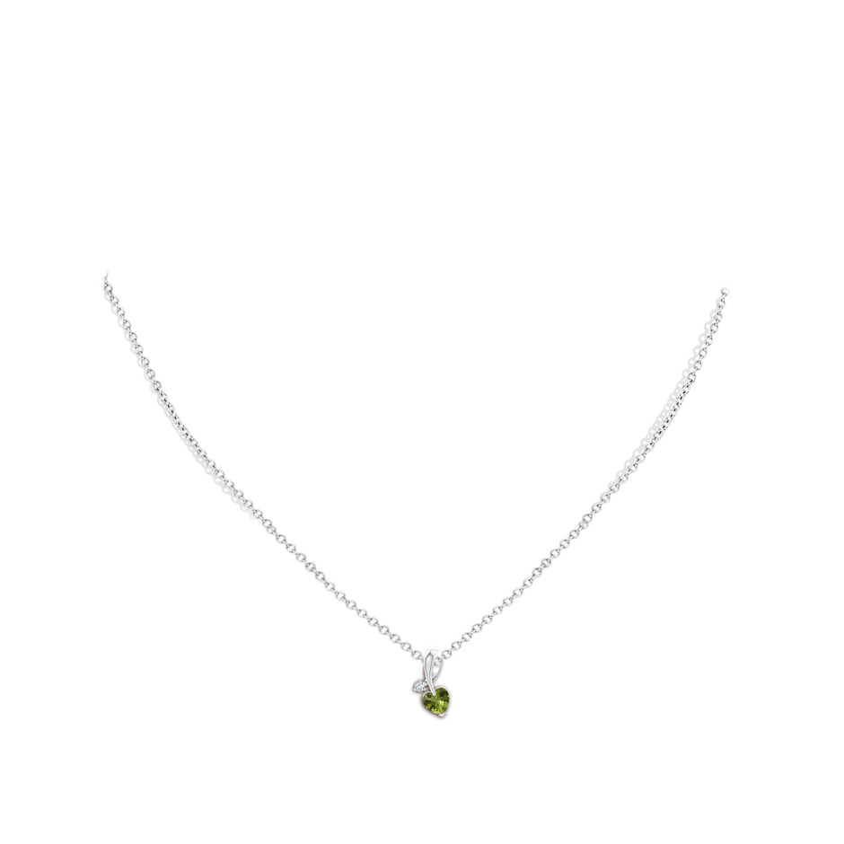 5mm A Heart-Shaped Peridot Ribbon Pendant with Diamond in White Gold pen