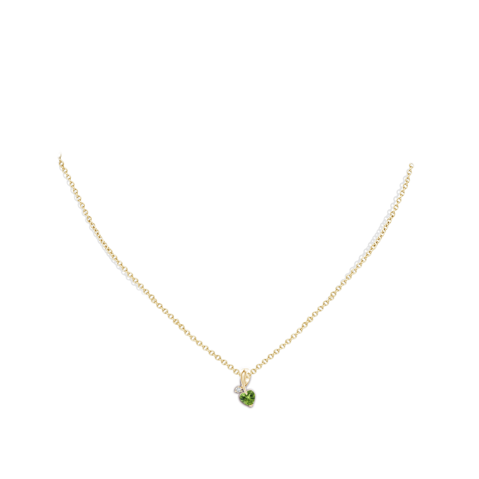 5mm AAA Heart-Shaped Peridot Ribbon Pendant with Diamond in 18K Yellow Gold pen