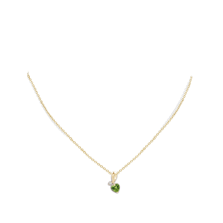 6mm AAA Heart-Shaped Peridot Ribbon Pendant with Diamond in Yellow Gold pen