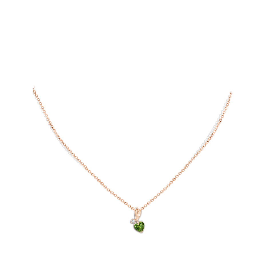 6mm AAAA Heart-Shaped Peridot Ribbon Pendant with Diamond in Rose Gold pen