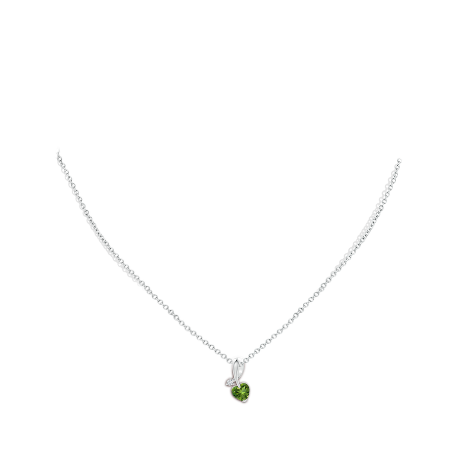 6mm AAAA Heart-Shaped Peridot Ribbon Pendant with Diamond in White Gold pen