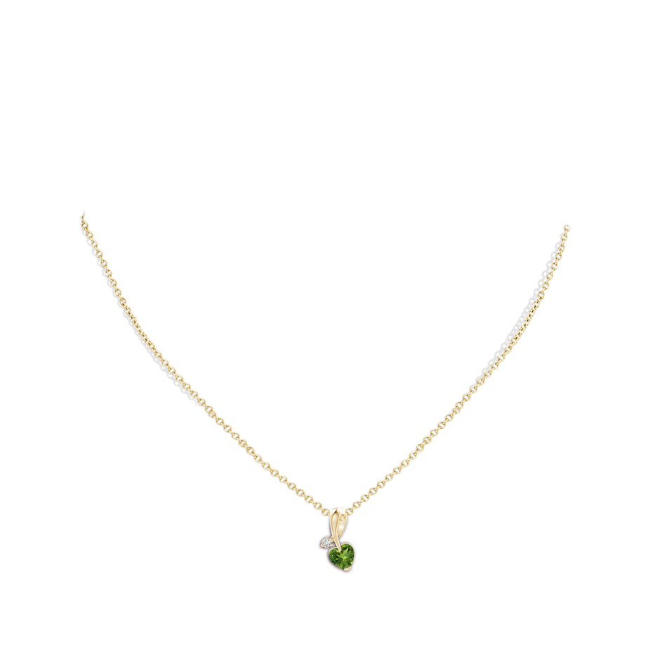 6mm AAAA Heart-Shaped Peridot Ribbon Pendant with Diamond in Yellow Gold pen