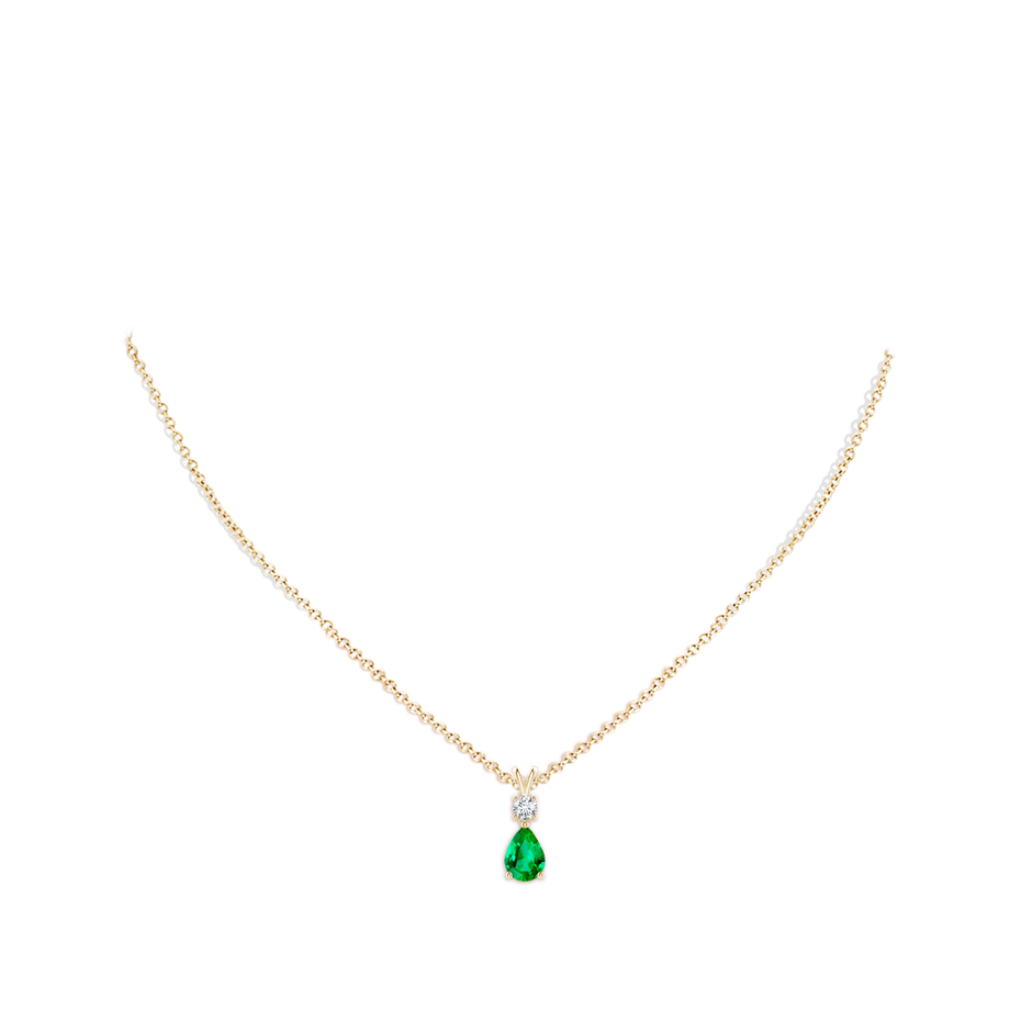 7x5mm AAA Pear-Shaped Emerald V-Bale Pendant in Yellow Gold pen