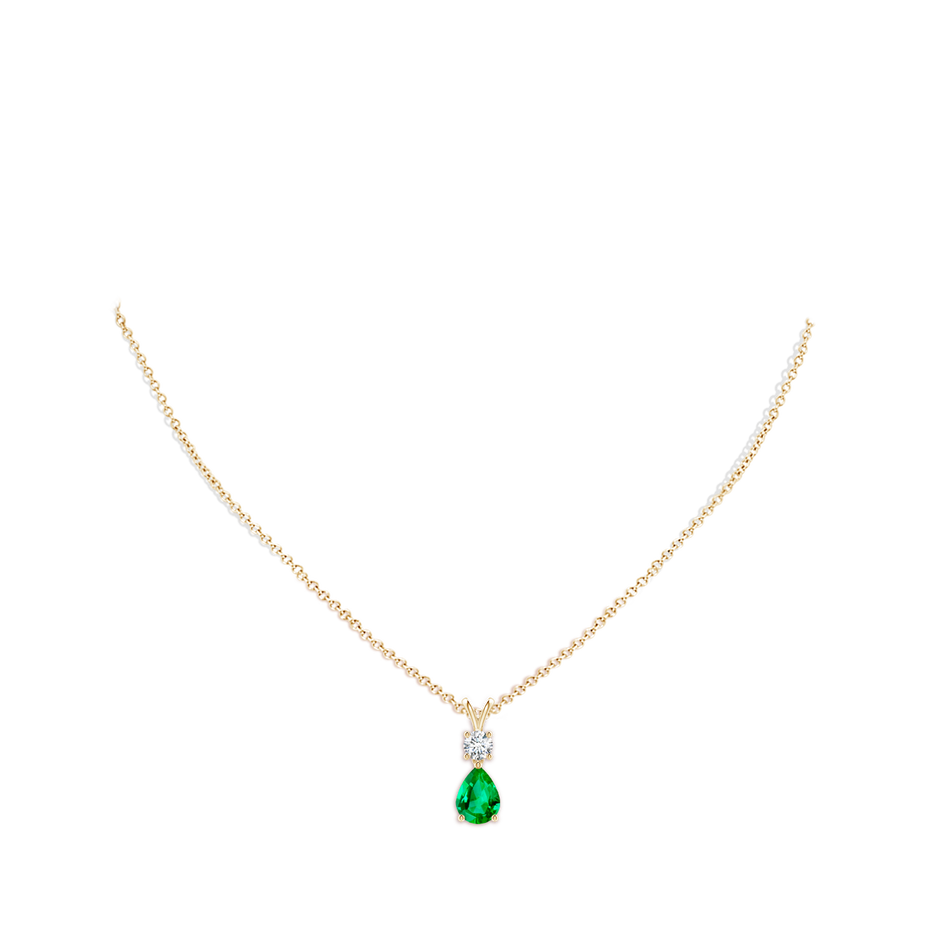 8x6mm AAA Pear-Shaped Emerald V-Bale Pendant in Yellow Gold pen