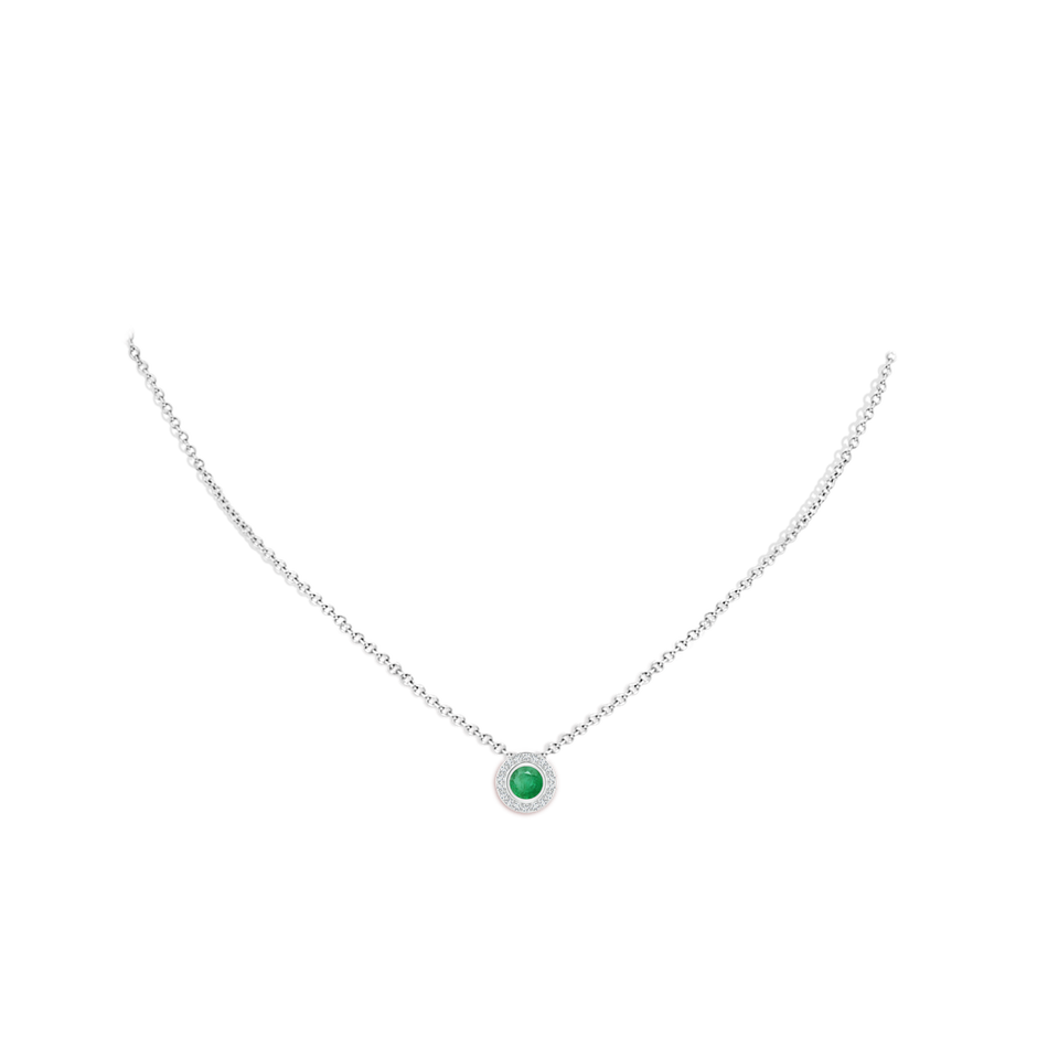 5mm A Round Bezel-Set Emerald Pendant with Diamond Halo in White Gold pen
