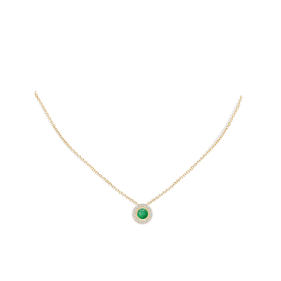 6mm A Round Bezel-Set Emerald Pendant with Diamond Halo in Yellow Gold pen