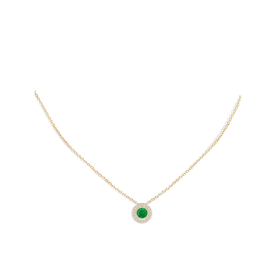6mm AA Round Bezel-Set Emerald Pendant with Diamond Halo in Yellow Gold pen