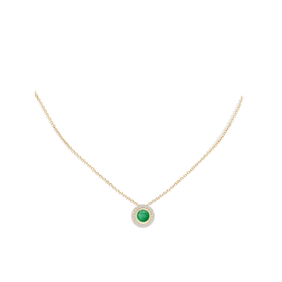 7mm A Round Bezel-Set Emerald Pendant with Diamond Halo in Yellow Gold pen