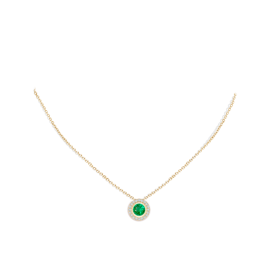 7mm AAA Round Bezel-Set Emerald Pendant with Diamond Halo in Yellow Gold pen