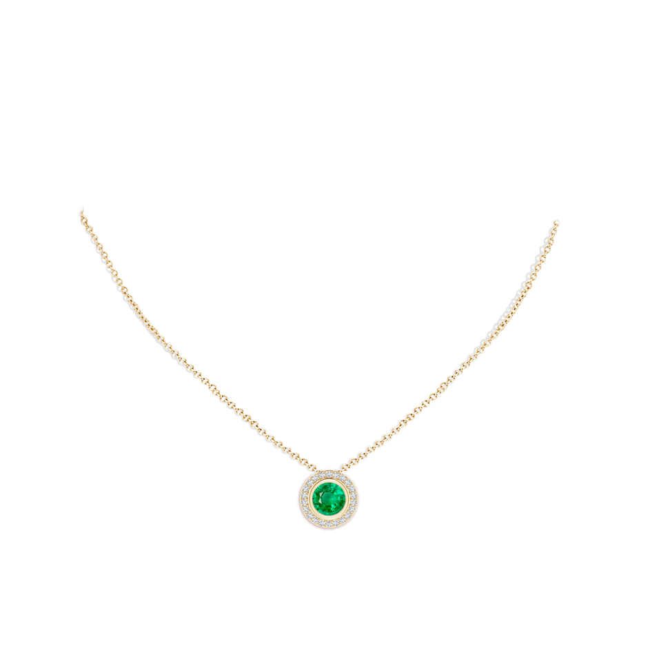 8mm AAA Round Bezel-Set Emerald Pendant with Diamond Halo in Yellow Gold pen