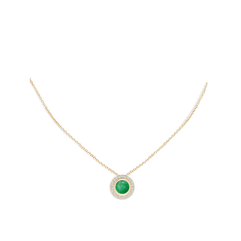 9mm A Round Bezel-Set Emerald Pendant with Diamond Halo in Yellow Gold pen