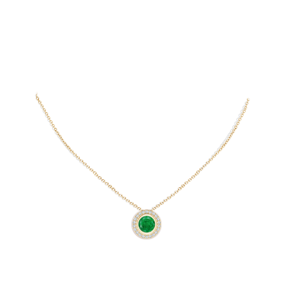 9mm AA Round Bezel-Set Emerald Pendant with Diamond Halo in Yellow Gold pen