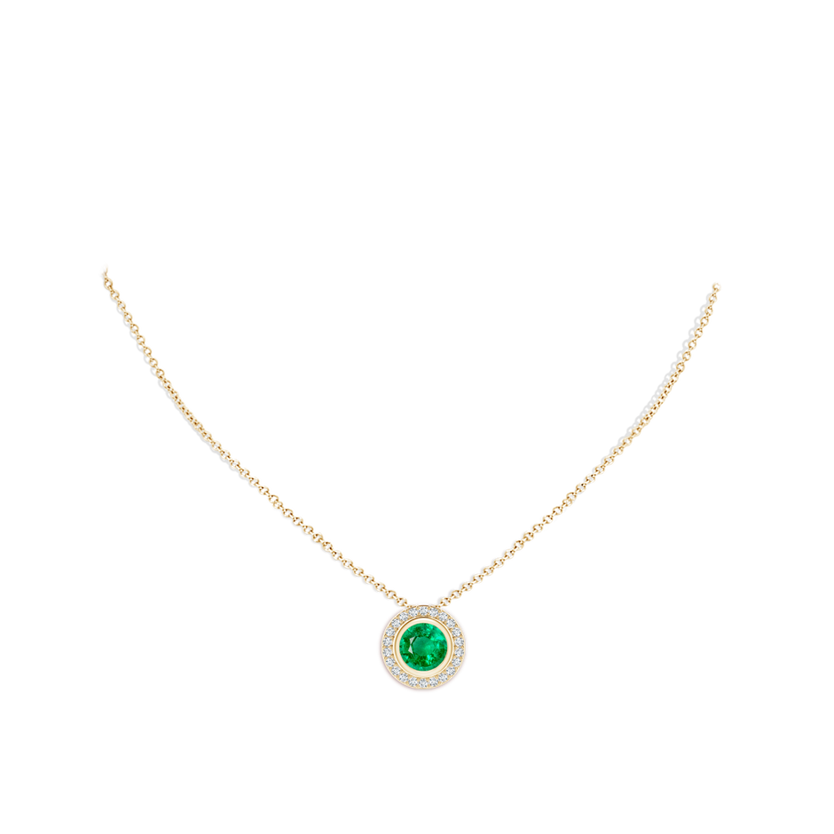 9mm AAA Round Bezel-Set Emerald Pendant with Diamond Halo in Yellow Gold pen
