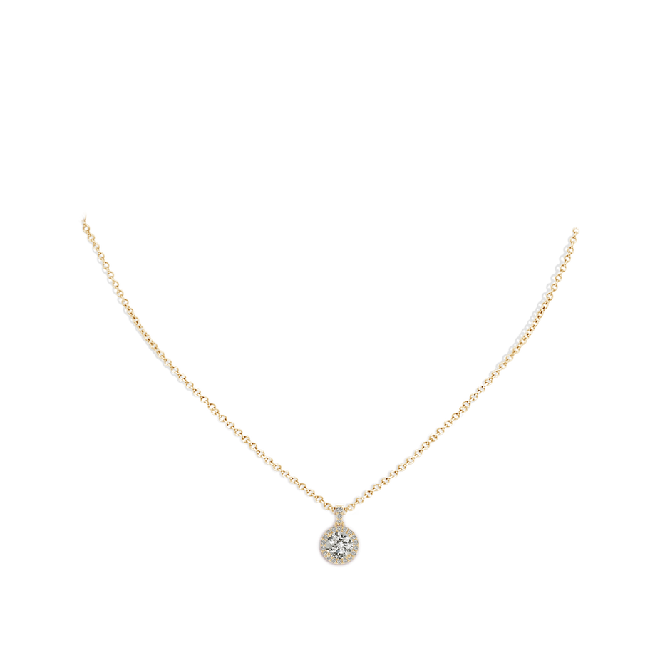 6mm KI3 Round Diamond Dangle Pendant with Halo in Yellow Gold pen