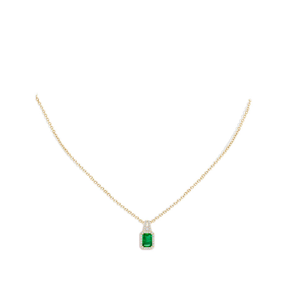 7x5mm AAA Emerald-Cut Emerald Halo Pendant in Yellow Gold pen