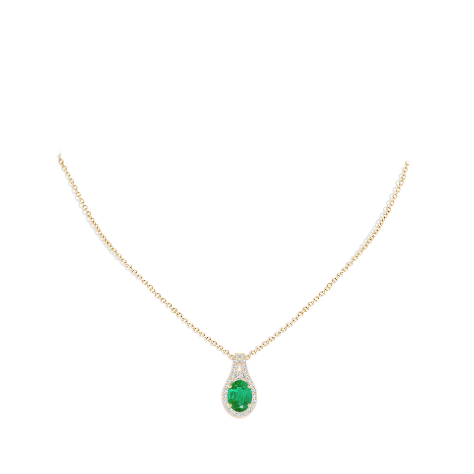 9x7mm AA Classic Emerald and Diamond Halo Pendant in Yellow Gold pen