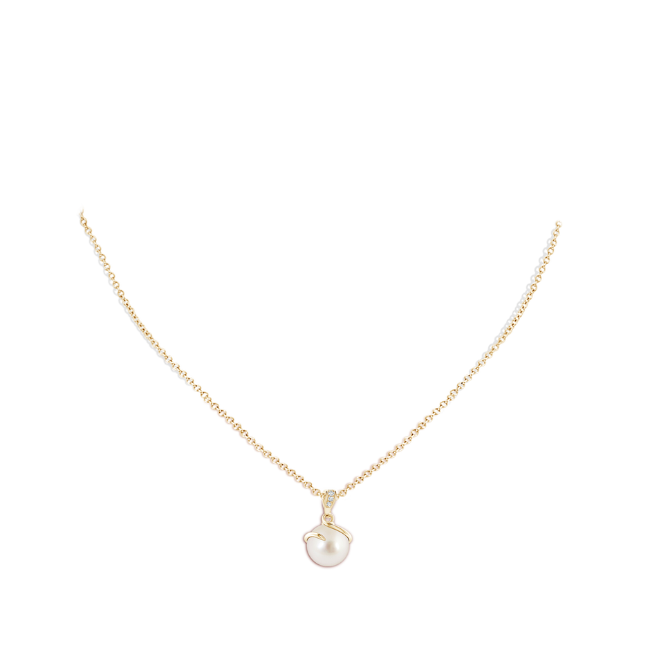 10mm AAAA South Sea Pearl Spiral Pendant with Diamonds in Yellow Gold pen