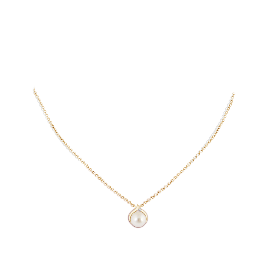 9mm AAAA South Sea Pearl Solitaire Pendant with Diamond in Yellow Gold body-neck