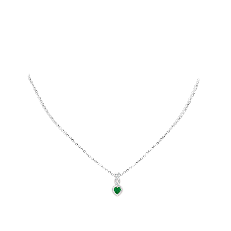 4mm A Heart-Shaped Emerald Infinity Pendant with Diamond Accents in S999 Silver pen