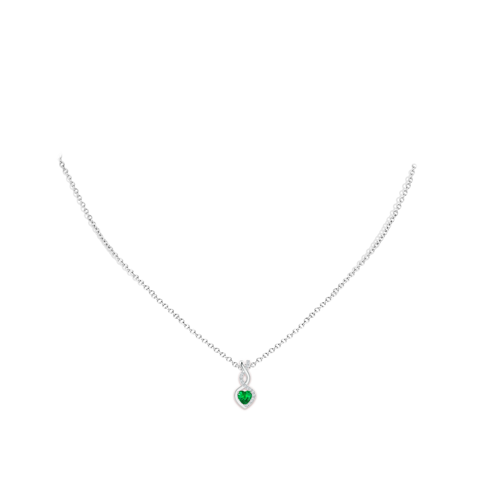 4mm AAA Heart-Shaped Emerald Infinity Pendant with Diamond Accents in P950 Platinum pen