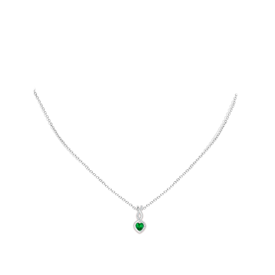4mm AAAA Heart-Shaped Emerald Infinity Pendant with Diamond Accents in S999 Silver pen