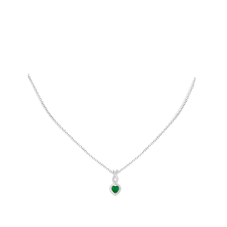 5mm A Heart-Shaped Emerald Infinity Pendant with Diamond Accents in S999 Silver pen