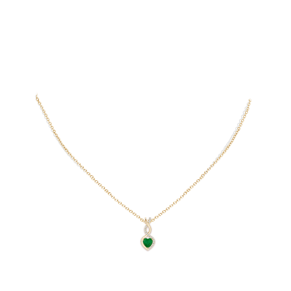 5mm A Heart-Shaped Emerald Infinity Pendant with Diamond Accents in Yellow Gold pen