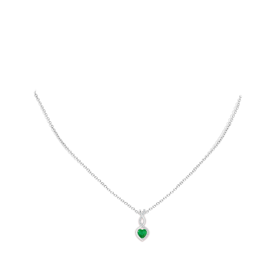5mm AA Heart-Shaped Emerald Infinity Pendant with Diamond Accents in P950 Platinum pen