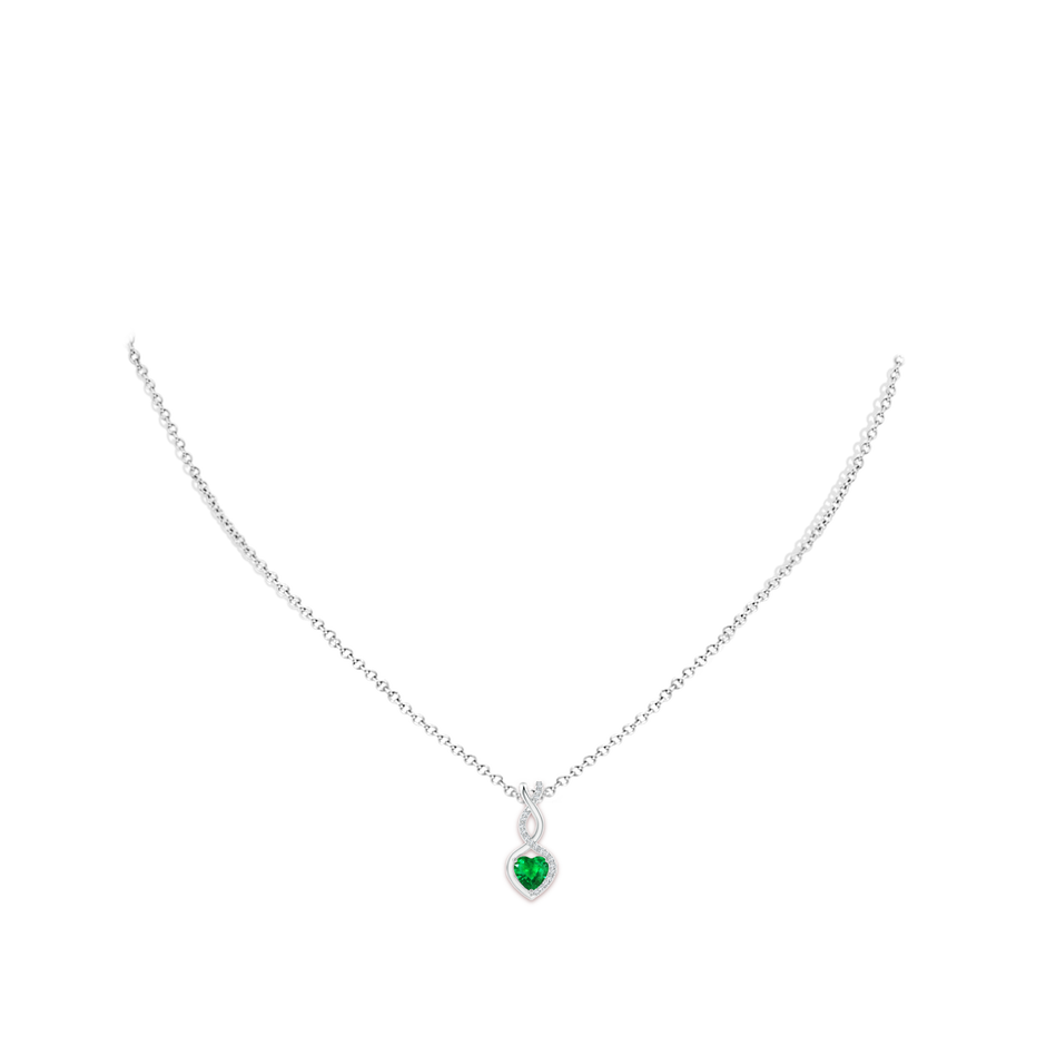 5mm AAA Heart-Shaped Emerald Infinity Pendant with Diamond Accents in P950 Platinum pen