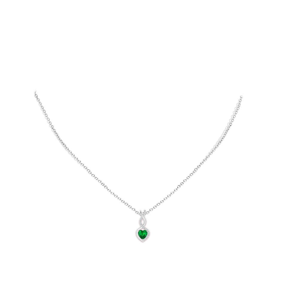 5mm AAAA Heart-Shaped Emerald Infinity Pendant with Diamond Accents in S999 Silver pen