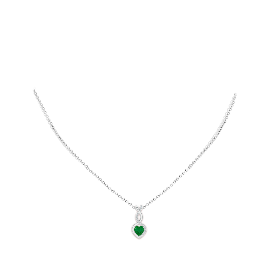 6mm A Heart-Shaped Emerald Infinity Pendant with Diamond Accents in White Gold pen
