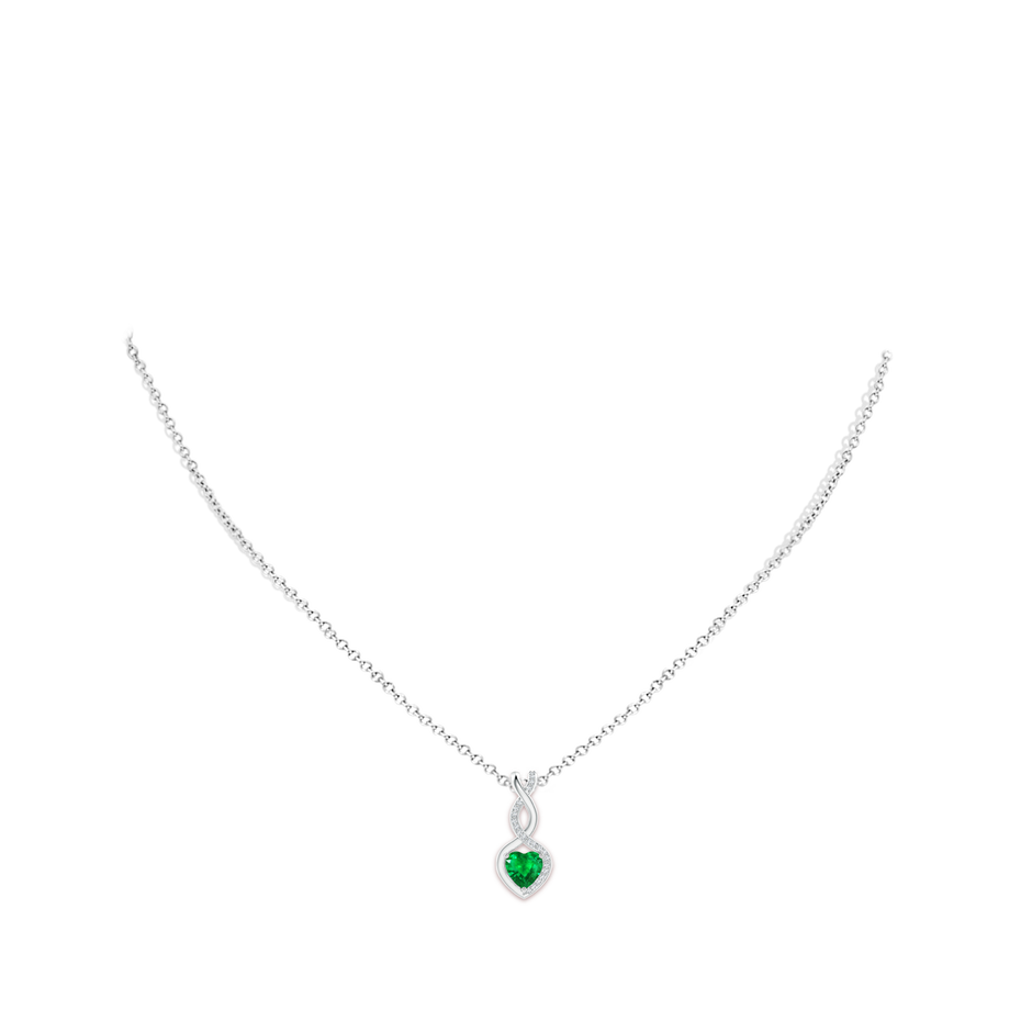 6mm AAA Heart-Shaped Emerald Infinity Pendant with Diamond Accents in P950 Platinum pen