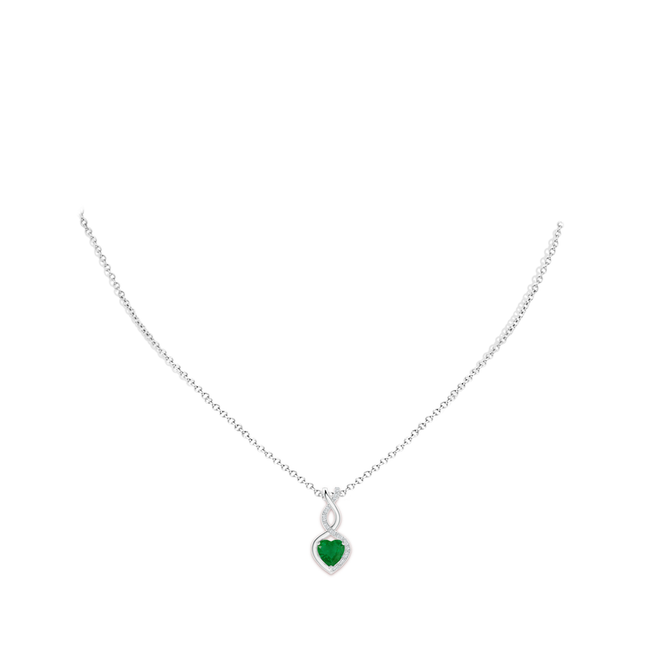 7mm A Heart-Shaped Emerald Infinity Pendant with Diamond Accents in P950 Platinum pen
