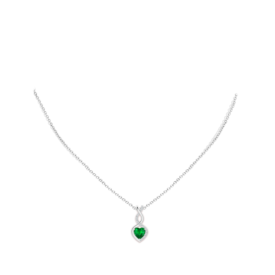 7mm AAAA Heart-Shaped Emerald Infinity Pendant with Diamond Accents in P950 Platinum pen